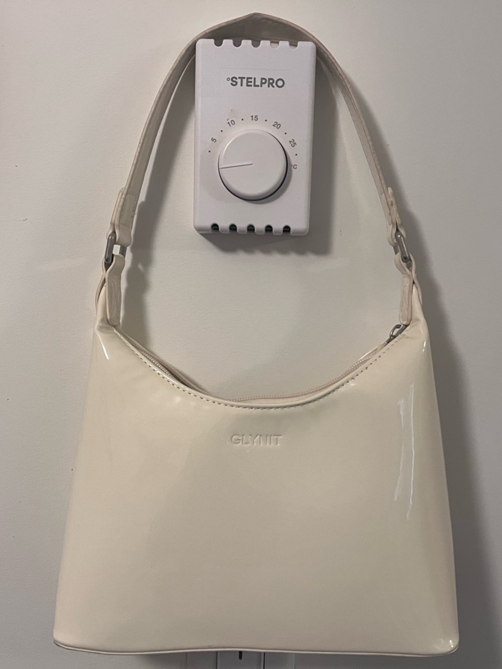 GLYNIT Cream Patent Shoulder Bag